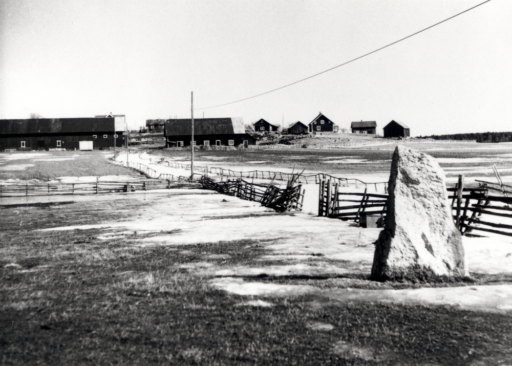 Snottsta by i Markim.  Mellan gärdesgårdarna går den gamla vägen mellan Snottsta och Vreta.  I förgrunden syns baksidan av runsten U 329.  Se Historia och minnen i Markim, s 112 ff
