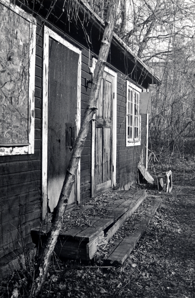 Uthusen vid Lehmanska villan i hörnet av Källvägen och Mörbyvägen