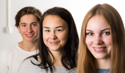 Elever på Vallentuna gymnasium sitter på kateder i klassrum