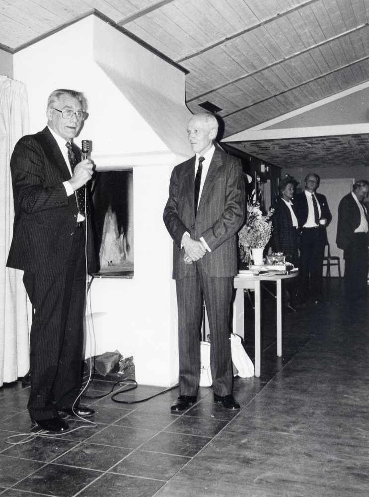 Kanslichef Gunnar Käller går i pension efter 38 års tjänst i Vallentuna kommun.  Kommunen anordnar avskedsfest med mottagning i Mathiasgården.  Här talar förre kommunalrådet Carl-Erik Wikström till Gunnar Käller. I bakgrunden syns fr v Inga Söderberg, Ulf Berglund och Nils Klingfors