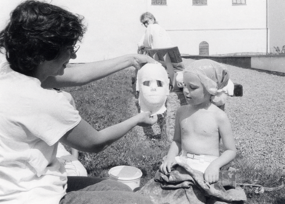 Sommarutsällningen 1986 på Läckö slott i Västergötland hette Barn i slott och koja. Eva Rahmqvist tillverkade flera figurer till utställningen. Här har hon gjutit av en flickas ansikte i gips utanför slottet