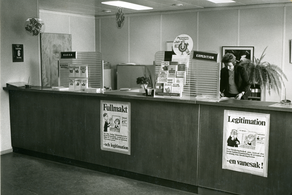 Interiör från Försäkringskassans lokaler en trappa upp i Konsumhuset (Torghuset). Lokalerna övertas sedan av biblioteket när Försäkringskassan flyttar till det nya förvaltningshuset Tärningen 1983.
•Fotografiet ingår i bildserien ”Vardagsliv i Vallentuna kommun” av Rachael Gough-Azmier & Gunilla Blomé, Haga Studios HB.