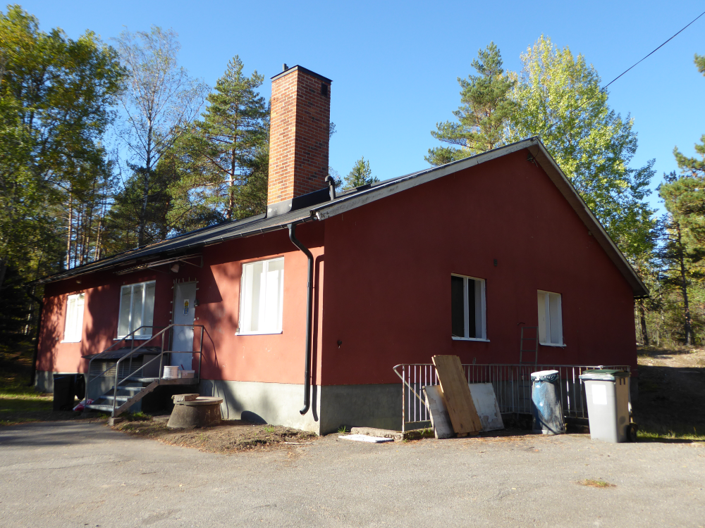 Hemvärnsgården i Kristineberg byggdes ursprungligen för flygvapnets ledning och var bemannat dygnet runt av flygvapnets personal som en backup för flygledning i regionen. Den har varit självförsörjande med eget dieselaggregat som genererade ström, egen brunn och avlopp. Den fick sin placering med tanke på höjden och det öppna läget som underlättade radiokommunikation. Byggnaden uppfördes troligen på 1960-talet. Dess placering var hemlig och den finns därför inte med på kartor. Vallentuna Bevakningskompani samt bataljonsstaben för 23:e hemvärnsbataljonen Attundaland huserade tidigare här, därav namnet Hemvärnsgården. I dag, 2022, används hemvärnsstugan av scouterna.