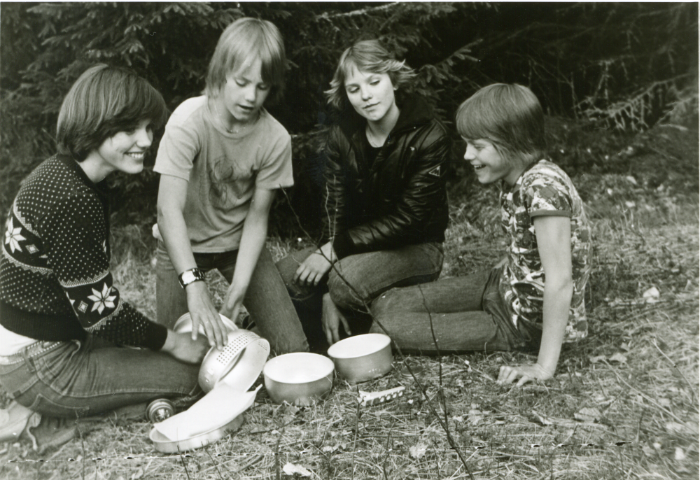 Friluftsfrämjandets Frilufsare i Brottby på utflykt sätter ihop ett stormkök.
Foto och uppgifter: Fredrik Andersson.