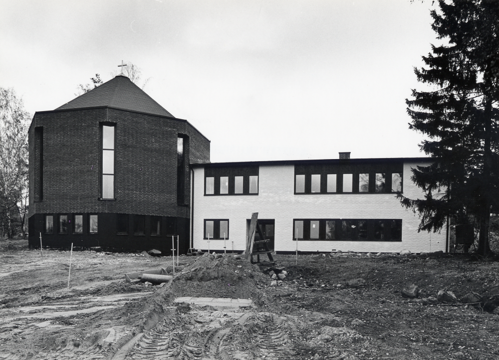 Åbybergskyrkan, Vallentuna frikyrkoförsamlings kyrka, sedd från parkeringsplatsen vid Karlsbergsvägen hösten 1978. Kyrkan innehåller förutom gudstjänstlokal, lokaler för ungdomsverksamhet och samlingsrum för programverksamhet och utställningar, kurser m m. Rummen har olika namn med lokal anknytning t ex Nyponstigen, 'Ny påstigen' med tåginredning och Hagasalen. Kyrkan invigdes 26 nov 1978.