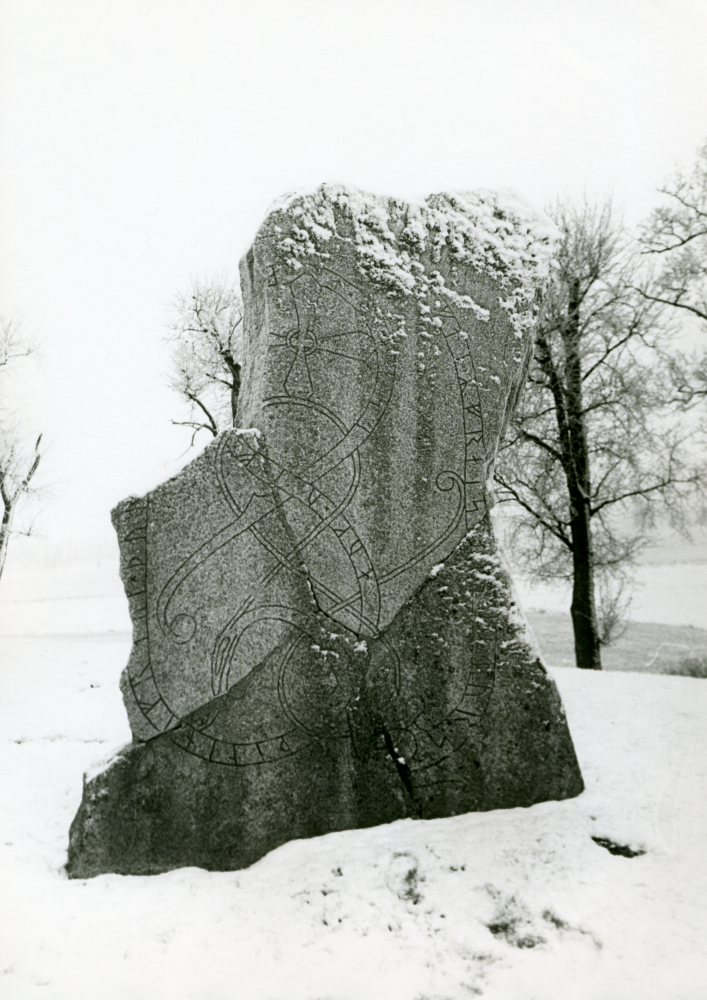 Runsten U325 vid Markim kyrka. Stenens fyra sammanfogade delar har tidigare suttit inmurade som byggstenar i kyrkans sakristia. När putsen på väggarna togs bort 1942 kom stenarna fram. En del som saknas kan fortfarande vara inmurad i kyrkan. Bilder från Markim, fotografier från boken Stockholmsutflykter av Rachael Gough-Azmier & Gunilla Blomé utgiven 1996.
