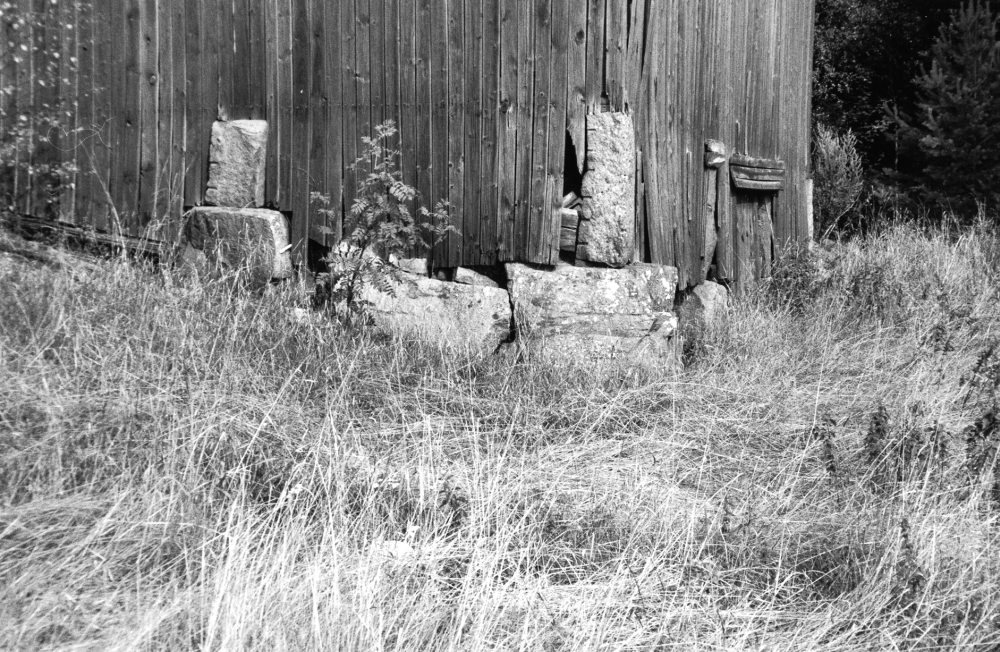 Hörnstenar på en gammal lada vid Sursta mellan gamla och nya Väsbyvägen