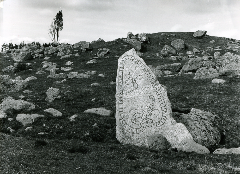 Runsten med beteckningen, U330 vid Snåttsta gård, där stenen står cirka 300 meter väster om gårdsbyggnaderna på norra sidan av en mindre väg mellan Snåttsta och Vreta. Runstenen flyttades till nuvarande plats på 1920-talet.