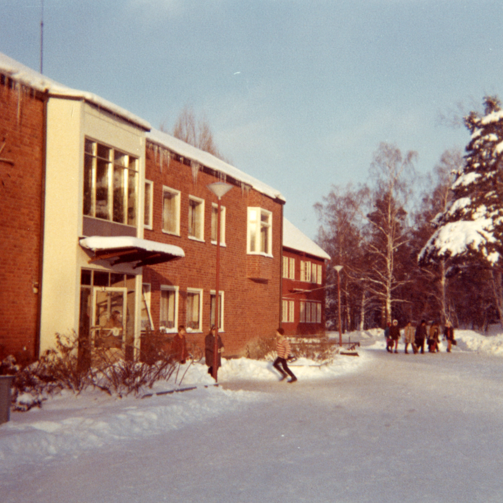 Hjälmsta skola. Huvudingången till klassrumsbyggnaden uppfördes 1952. I bakgrunden syns Röda skolan