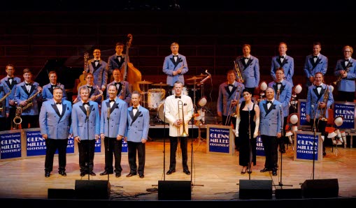 JANO: Glenn Miller Orchestra Scandinavia, storband med musiker och sågare.