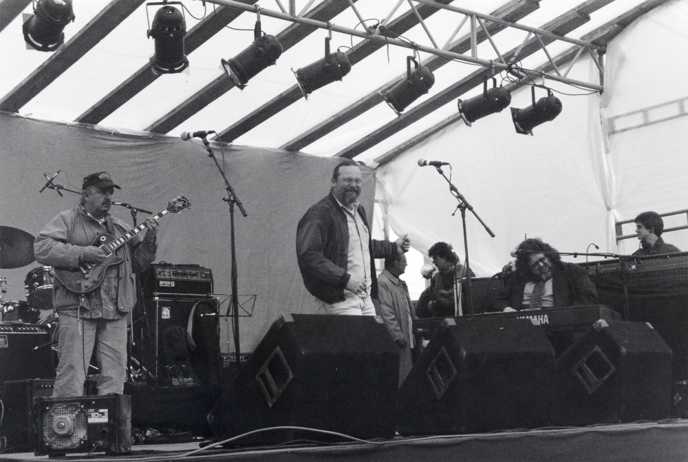 800 år Vallentuna 1998 invigs för alla vallentunabor med bl a show  från scenen på Tuna torg 28 mars 1998.  Underhållaren Uffe Larsson guidar publiken genom Vallentunas historia och Jan Birgersson är konferencier.  Här uppträder fr v Clas Svanberg, gitarr Lelle Lundgren sång och spex samt Stephan Forkelid synt