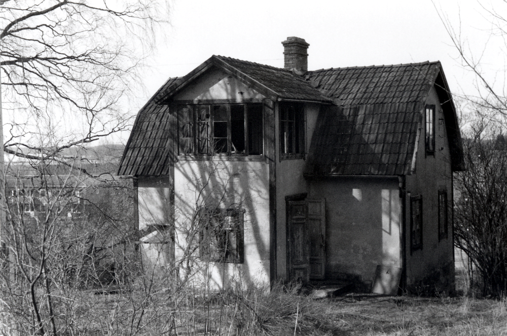 Gammal bebyggelse som försvinner när Hagaområdet bebyggs. Fridhem (?) låg i hörnet av Lindholmsvägen och Lingsbergsvägen och brändes ner hösen 1984. Bakom huset skymtar Lindholmsvägen och t v syns hus på Åby gärde