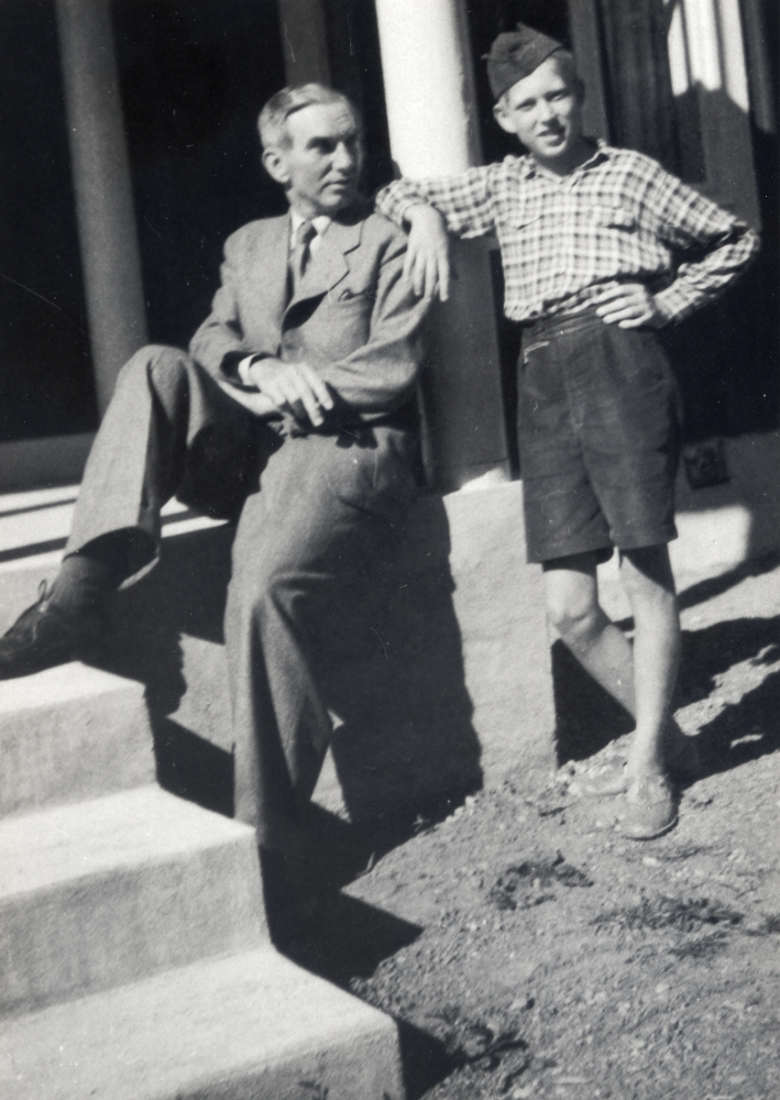 Folkskolläraren och kantorn Wilhelm Kant sitter på lärarbostadens trappa med sonen Yngve stående bredvid