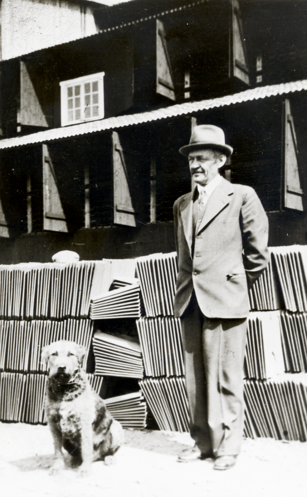 Tegelfabrikör Axel W Lundqvist tillsammans med hunden Tussan utanför Vallentuna tegelbruk Han uppförde bruket ca 1920 och dog natten då Åby tegelbruk brann i september 1970. Vallentuna tegelbruk tillverkade taktegel, byggnadssten och tegelrör. Tegelbruket var i drift fram till julen 1967 och revs 1969. Äldste sonen Alf Lundqvist drev bruket fram till 1967.