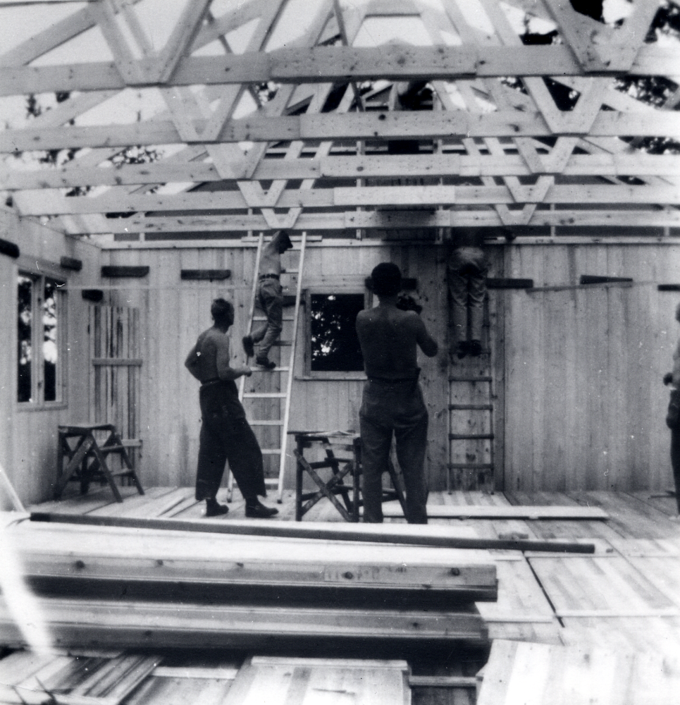 Ormsta gårds marker bebyggs med enfamiljshus i slutet av 1950-talet. Några bergiga tomter har sålts separat och Kerstin och Hasse Birgersson har köpt en tomt med adress  Norrängsvägen 14.  I söder gränsar tomten till Västgötavägen och i norr till Värmlandsvägen (nuv Upplandsvägen). Här  har väggelementen och takstolarna rests. I det blivande köket står fr v Hasse Birgersson, på stegen  brorsonen Jan 'Jejje' Birgersson, med ryggen mot kameran Sixten Karlsson, på stegen t h Rune Birgersson, uppe bland takstolarna skymtar Åke Birgersson,  far till Jan och längst t h i bildens utkant står Ove Birgersson