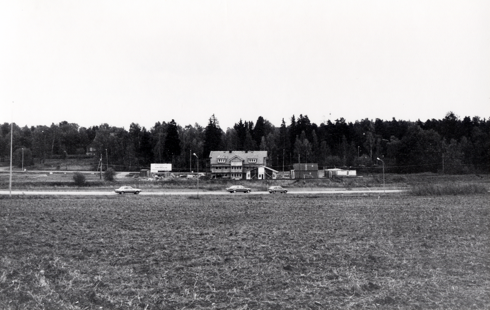 Det första av fyra husen har byggts i Vallentuna företagsby nedanför Hjälmsta skola mellan Hjälmstavägen och Roslagsbanan.  Lokalerna i företagsbyn hyrs ut till olika företag.  Motståndet var stort inför byggnation på marken nedanför Hjälmsta skola