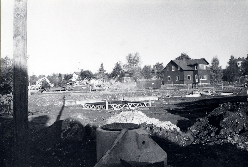 Syskonvillorna eller tvillingvillorna med adress Mörbyvägen.  Den södra villan rivs för att lämna plats för det nya förvaltningshuset Tärningen, där byggnadsarbetena redan påbörjats.  Två grävskopar arbetar med rivningsmaterialet från den rivna villan.