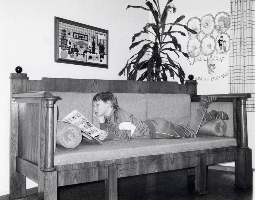 Öppet hus på Kårsta bibliotek I soffan på bibliotekets barnavdelning ligger Henrik Engström och läser