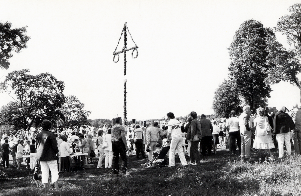 Midsommarfest firas traditionsenligt på Kyrkängen nedanför Vallentuna kyrka