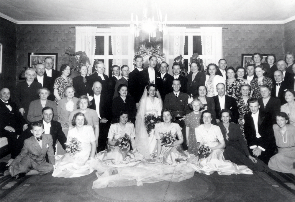Bröllop på Uthamra gård i Vallentuna. Birger och Signe Åkerberg gifter bort sin dotter Maj. Stående längst bak fr v Ester Rosén, Axel Franzén, David Rosén, okänd, okänd, prosten Sven Vängby, Börje Åkerberg, Bertil Engstrand, Henry Moback, Georg Moback, Åke Åkerberg, Karl Krstiansson, Lisa Eriksson, Britta Ekman, Holger Hovmark, Ester Aronsson, Elna Hovmark, ? Aronsson , Ragnhild Vängby och Stig Bengtsson, stående bakom ett steg upp Lydia Åkerberg, Tyra Åkerberg, Gunnar Åkerberg, Ellen Åkerberg och Georg Åkerberg. Sittande fr v Harald Bengtsson, Ester Bengtsson, Ida Lindqvist, brudens far Birger Åkerberg, brudens mor Signe Åkerberg, bruden Maj Åkerberg, brudgummen Gösta Moback och hans föräldrar Hanna och Natanael Moback, Lisa Gustafsson, Thyra Åkerberg och Maria Franzén.  Sittande på golvet fr v Sven Åkerberg, Sigvard Åkerberg, Kerstin Rosén, bakom henne Karin Rosén, Ann-Marie Forsberg, Svea Krantz, Ingrid Åkerberg, Eva Åkerberg, Svea Helgöstam, Hans Nilsson (Nerbe) och Mary Åkerberg