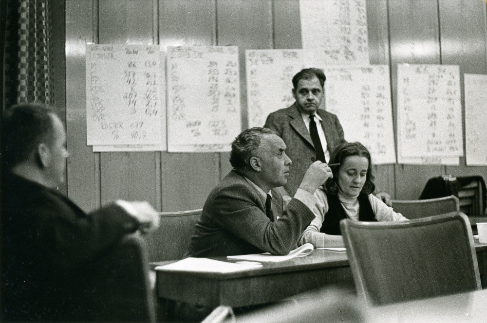 Politiker från Folkpartiet är på plats.
•Fotografiet ingår i bildserien ”Vardagsliv i Vallentuna kommun” av Rachael Gough-Azmier & Gunilla Blomé, Haga Studios HB.