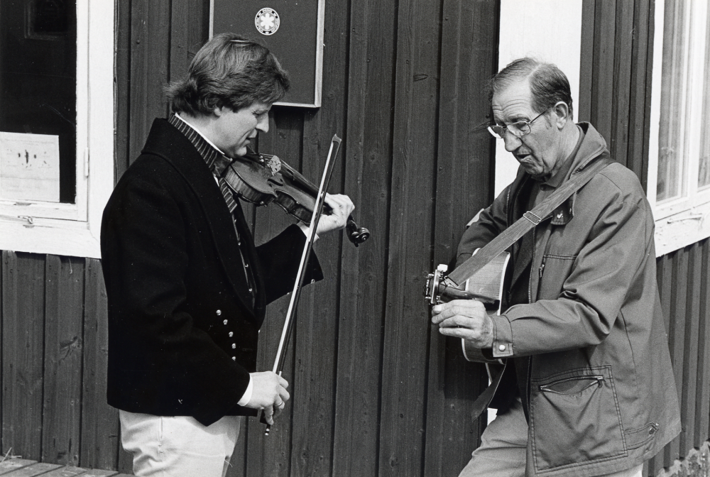Lars Widén, riksspelman Bällsta-Lasse, med fiolen och hans far Sven Widén med gitarren vid säsongsinvigningen av Naturum i Angarn den 11 maj 1985