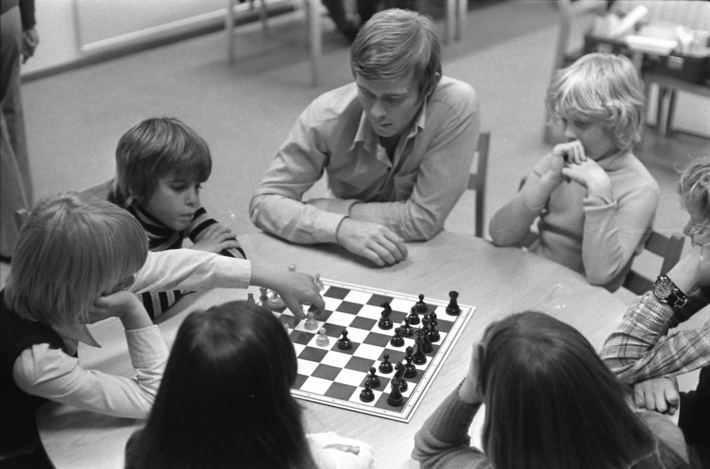 Vallentuna Schackklubb anordnar turnering för barn på Vallentuna bibliotek.
•Fotografiet ingår i bildserien ”Vardagsliv i Vallentuna kommun” av Rachael Gough-Azmier & Gunilla Blomé, Haga Studios HB.

