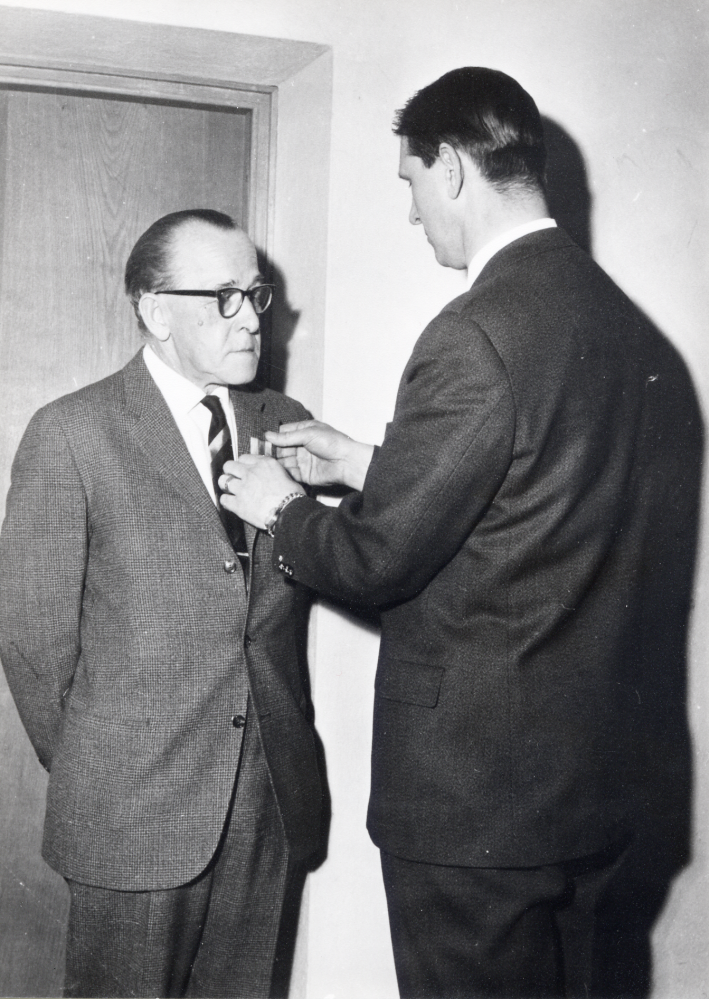 Folkskolläraren och folkbibliotekarien Bernhard Bengtsson får medalj av kommunalrådet Ingvar Lidskog under Kommunalfullmäktiges sammanträde 18 december 1962. Bernhard Bengtsson var en av Vallentunas kulturpersonligheter med starkt engagemang i folkbildningen, folkbiblioteket och hembygdsföreningen.Bernhard föddes 18 september 1899 och dog 26 oktober 1979