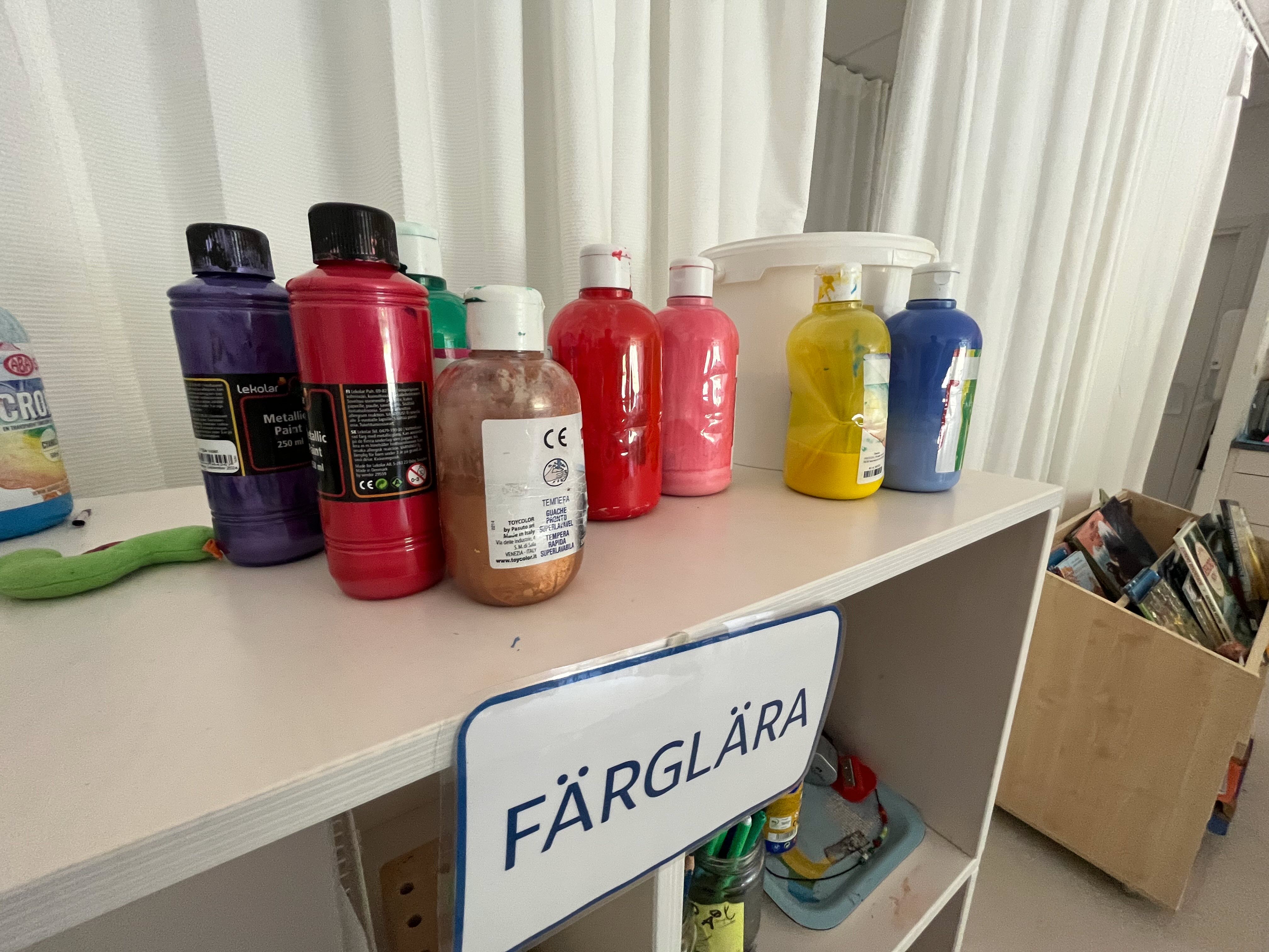 Bild på behållare med olika färger som ingår i färglära på våra kommunala förskolor.