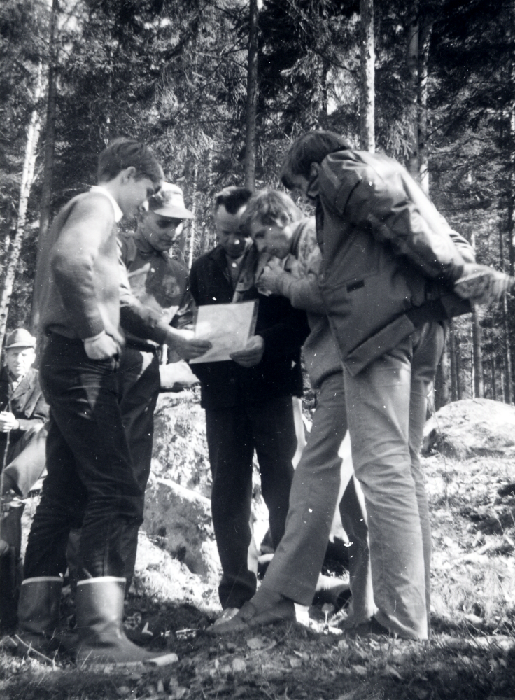 Medlemmar i Vasa OK i Lindholmen studerar en karta.  Fr v står Peter Brunnberg,  Artur Carlsson, Holger Öhman, Morgan Mattsson och Hans-Göran Edbom