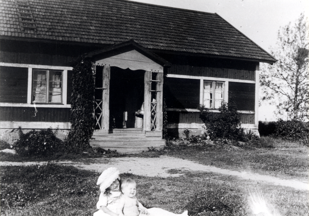 Cissi och Lennart Olsson utanför Åsta i Angarn