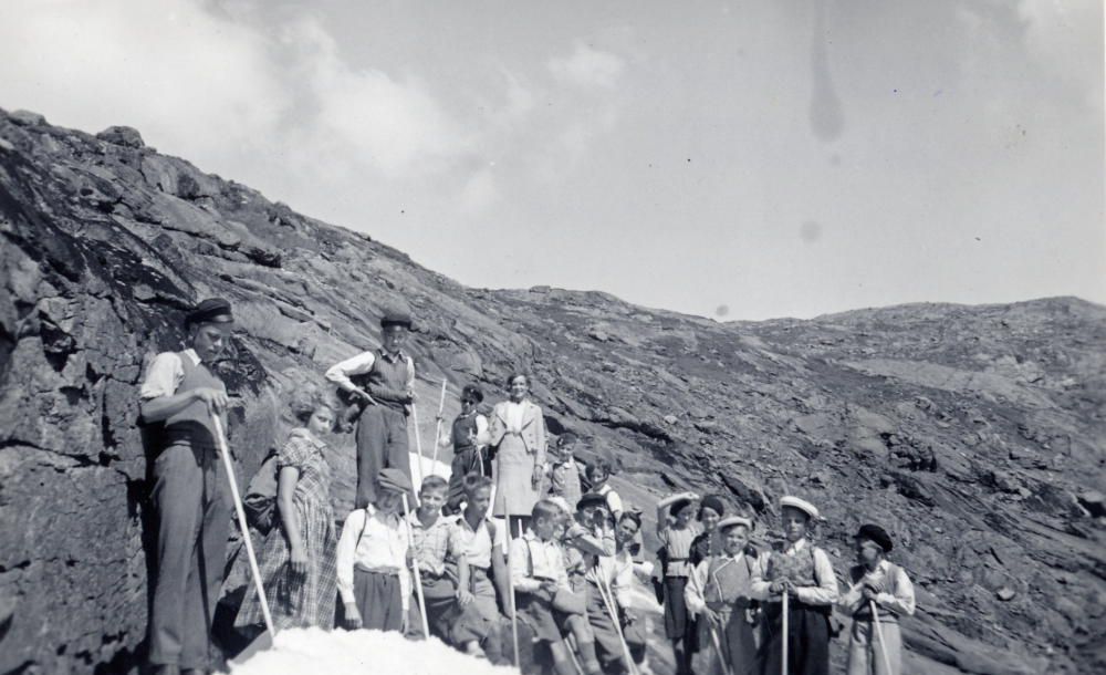 En skolklass från Hjälmsta skola på skolresa till Åreskutan