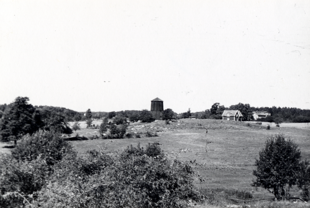Väsby kvarn  utan vingar. T h ligger  Kvarnvillan  en arbetarbostad till  Väsby gård  villan revs 1970 när Kvarnbadet byggdes. Kvarnens vingar invigdes den 11 maj 1961