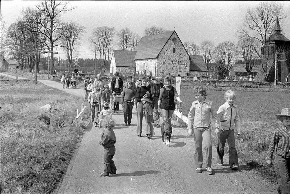 Första promenaden med Frösunda hembygdsförening, från Frösunda kyrka, till Klashagen, Livstens runsten vid Näs (U347 & U348), Torsholma och åter.