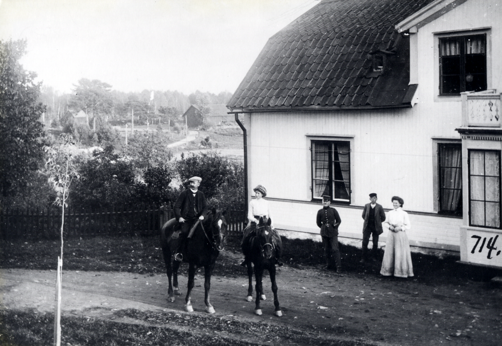 Stolp-Ekeby gård i Frösunda.  Personerna okända