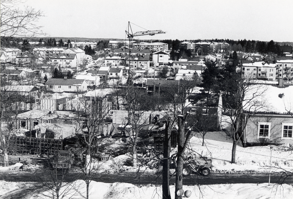 Det nya församlingshemmet Mathiasgården byggs mellan Klockargården och prästgårdsarrenatorns bostad.  Foto från kyrktornet i Vallentuna kyrka.  I bakgrunden syns villabebyggelse och bostadshus i Vallentuna centrum