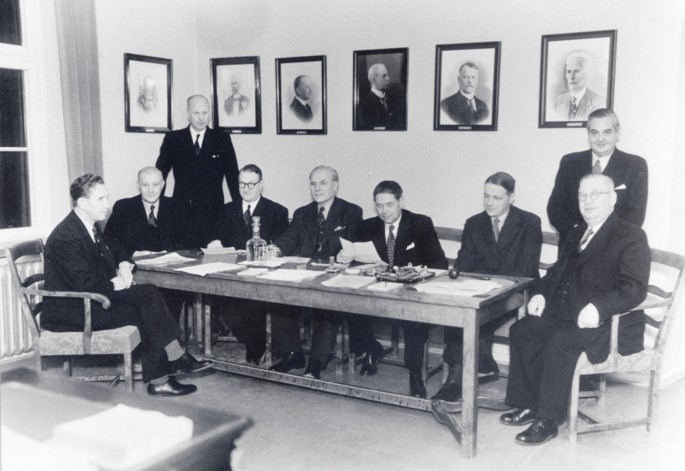 Direktionen vid Löwenströmska lasarettet i Upplands Väsby.  Fr v Eli Hjort, dr Matsson, syssloman Norell, E Eriksson, Danielsson, Josef Andersson från Vallentuna, Lennart Stjernstedt, dr Levin och ordförande Fritz Andersson.  Josef Andersson har berättat att han, åtminstone en gång, åkt skidor från lärarbostaden i Vallentuna till styelsemöte på kvällen Löwenströmska lasarettet