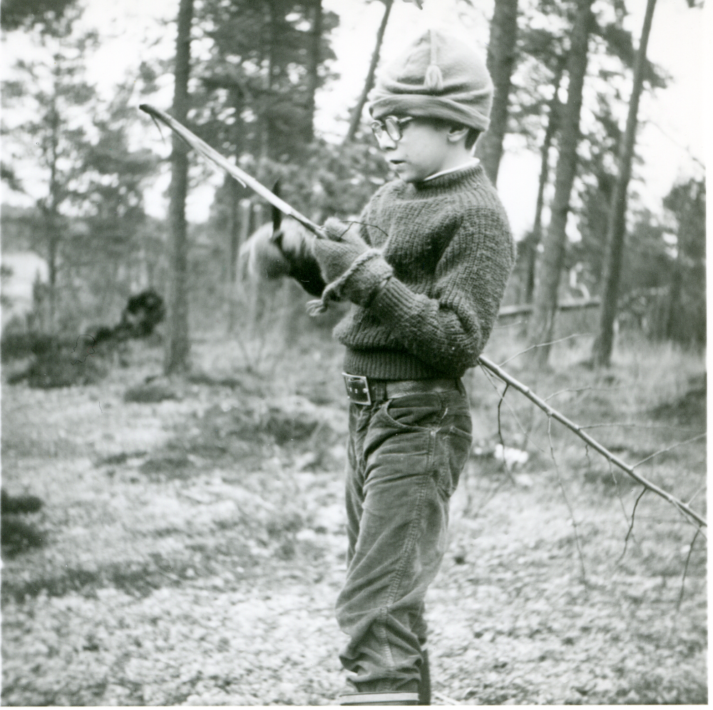 Friluftsfrämjandets Skogsströvare i Brottby på utflykt. Skogsströvaren Jürgen von Rosen testar nyvunnen kunskap om kniven och täljer en grillpinne.
Foto och uppgifter: Fredrik Andersson.