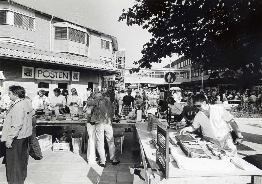 Vallentuna marknad på Tuna torg anordnas den andra lördagen i september, där föreningar m fl säljer egna och andras alster, samt presenterar sin verksamhet.  T ex finns många bord med loppmarknader att valja bland.  Arrangör är Vallentuna hembygdsförening