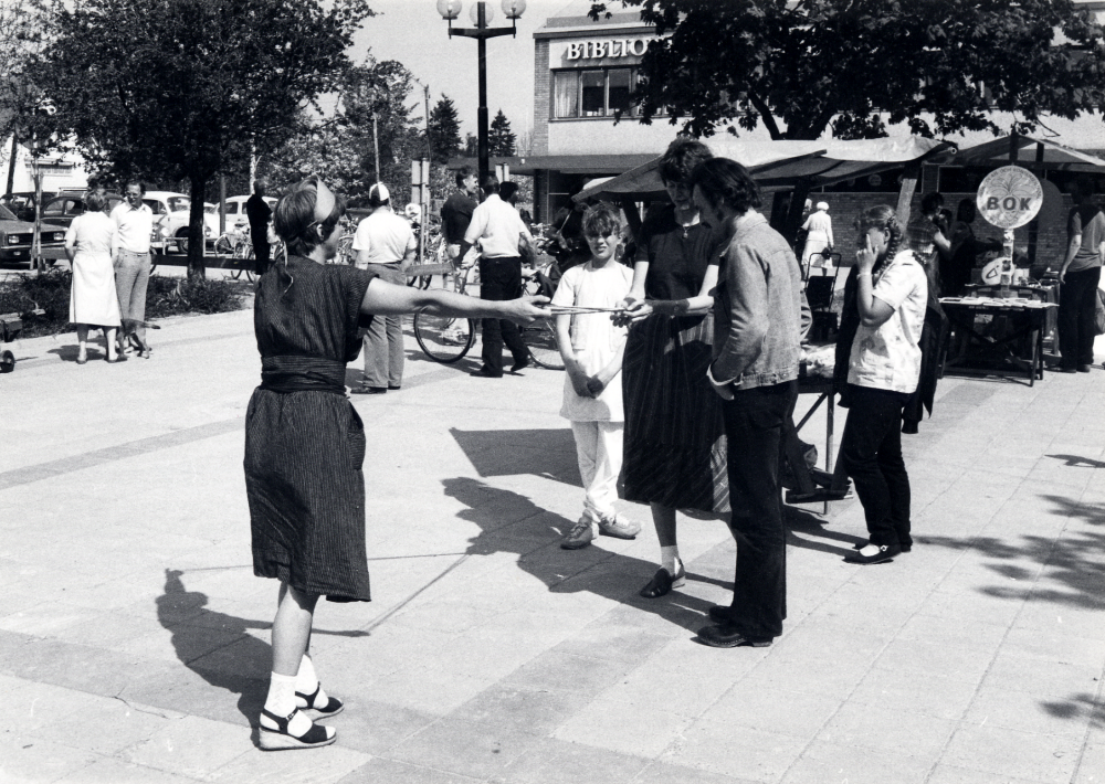 Vallentuna folkdansförening visar olika aktiviteter med tema Musik, slöjd och dans på Tuna torg. Här slyngar Inger Olsson t v och Ingrid Rost band.