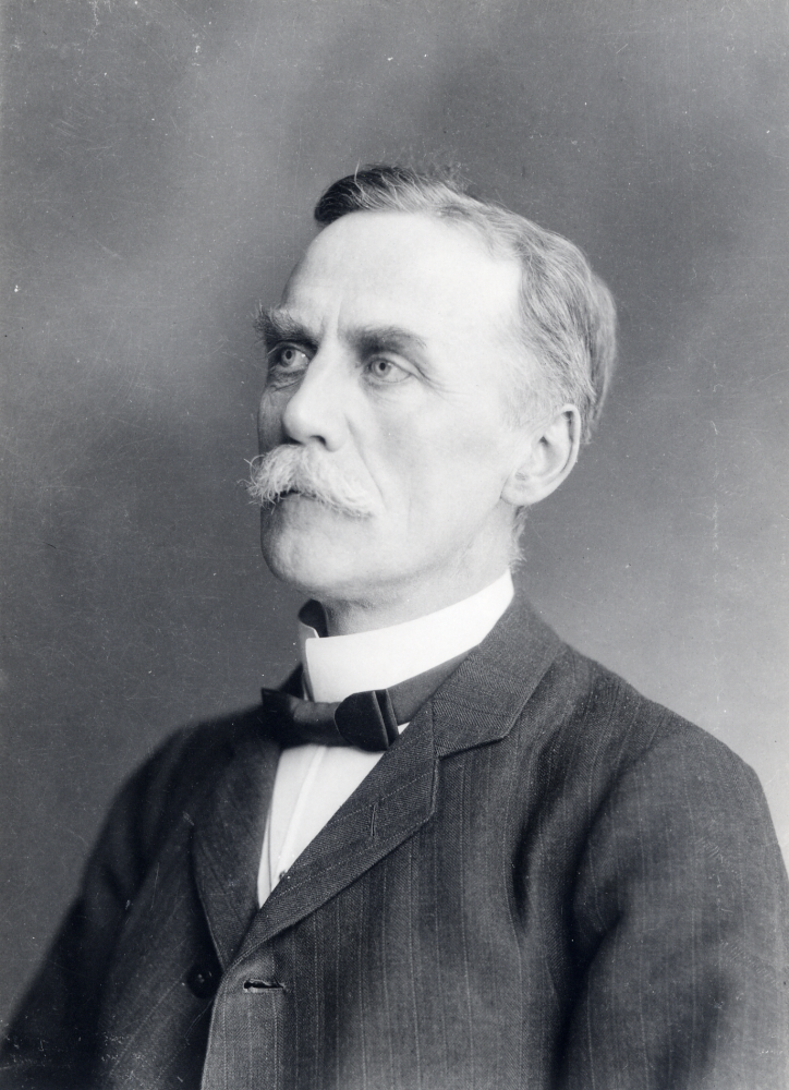 Amatörfotografen, organisten och folkskolläraren  Zackeus Waldebäck  fotograferad inför 50-årsdagen. (Ev 60 år?) Hans fotografsignatur var ZC, dvs  Zackeus Carlsson  Familjenamnet Waldebäck antog han och familjen i början av 1900-talet.  Zackeus levde 1861-1931.  Han var lärare och organist i FRösunda 1887-1921