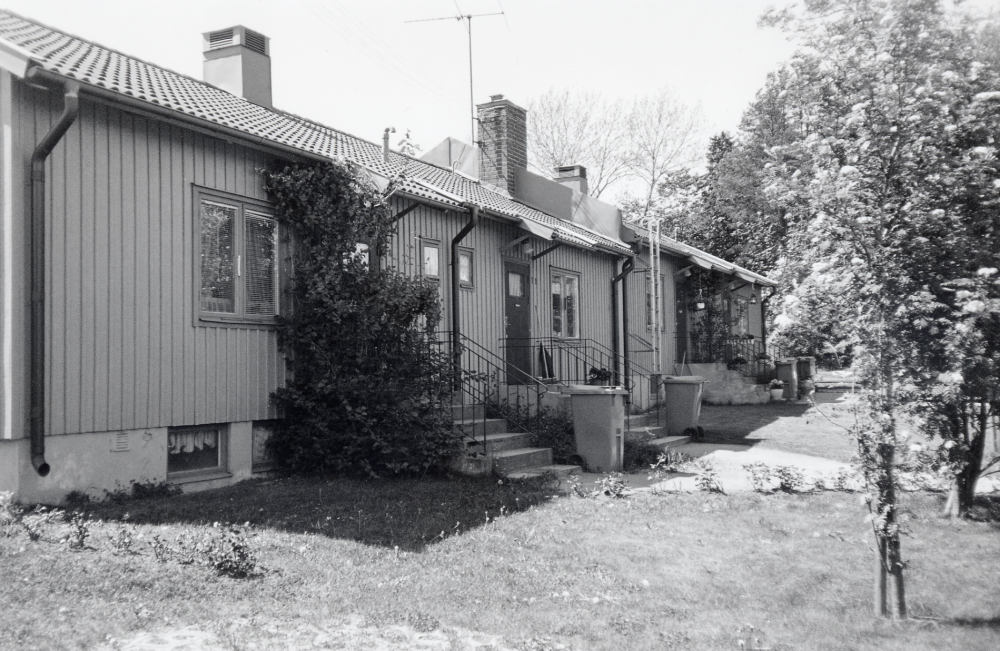 Roslagsbanans personalbostäder vid Hövdingavägen med dåvarande fastighetsbeckning Mörby 2:78, byggdes 1946 för Rimbobanans fastighetsbolag.  I huslängan fanns 4 lägenheter för SRJ:s peronal