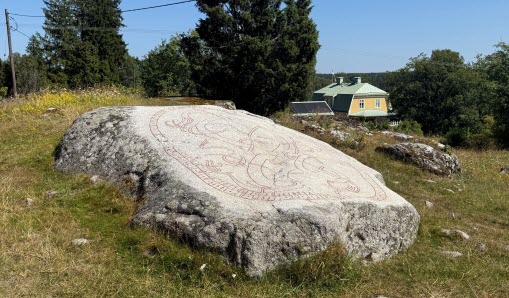 Stor runsten vid namn Granbyhällen