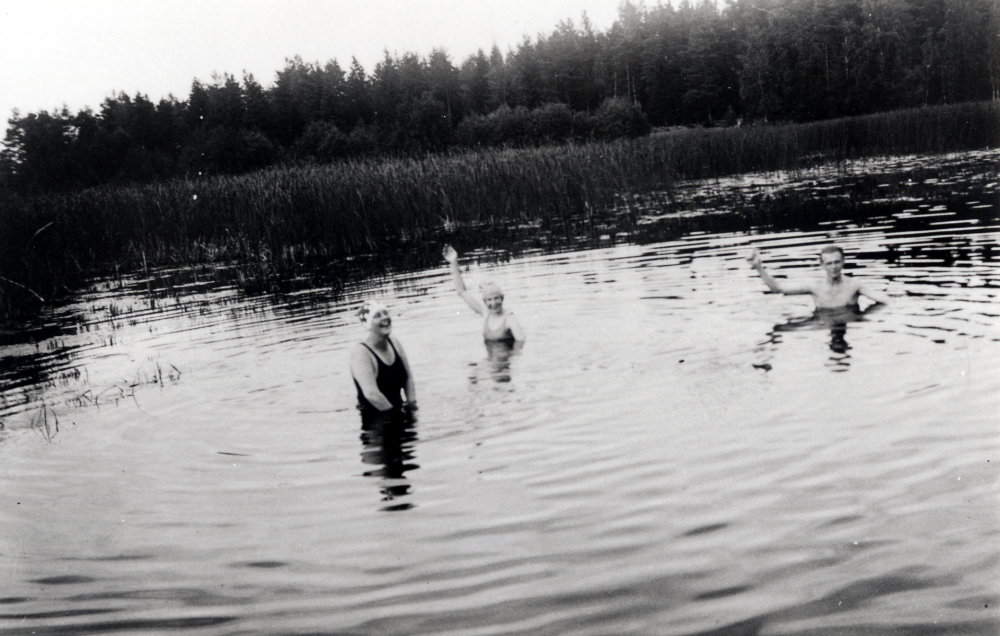 Bad i södra kanten av Ubbysjön "Pyttsjön".  Fr v syns i vattnet  Ingrid Brunnberg, gift med Maurits, ev Astrid Rosenius och t h Melker Brunnberg