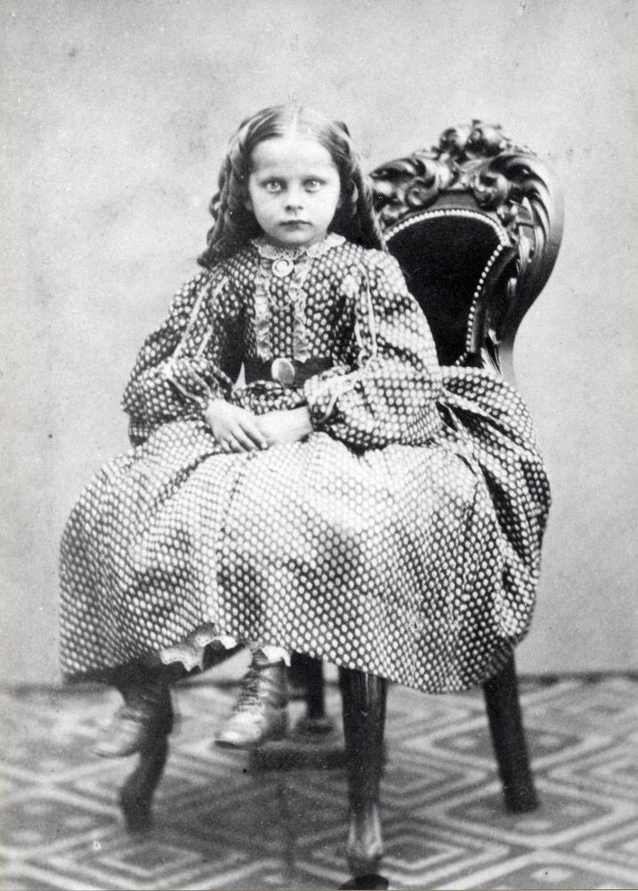 Tekla Eriksson gift Johansson föddes den 8 augusti 1858 och dog den 3 december 1939. Hon föddes och levde större delen av sitt liv på Oppgården i Kragsta. Detta fotografi togs när hon var omkring 6 år och användes som underlag till ett målat porträtt.