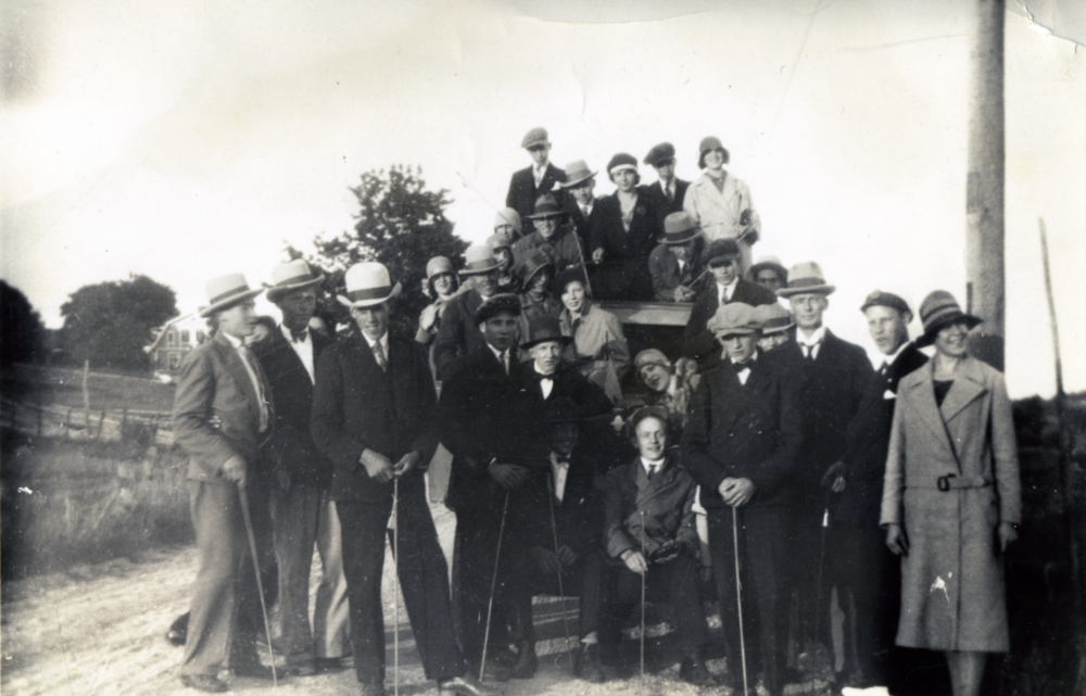 Bild från Markim med anknytning till familjen Holm. Okänt motiv, namnuppgifter saknas. 

EFTERLYSNING! Hör av dig till bildarkivet om du har information om bilden.