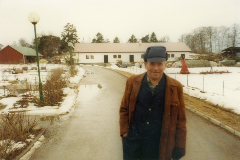 Arrendator Ragnar Eriksson vid Vallentuna prästgård på vägen väster om Vallentuna kyrka, nuvarande Gamla Väsbyvägen.  I bakgrunden ser man  ladugården, som brann i slutet av 1970-talet,  nybyggd i bakgrunden