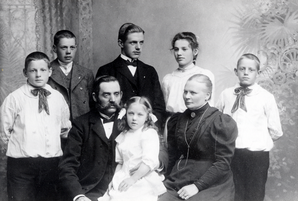 Severin Carlsson och hans hustru Josefina Carlsson med barnen fr v Holger Céwe, Herbert Céwe, Efraim Céwe, Natalia Céwe gift Helgöstam och Allan Céwe. I Severins knä sitter fosterdottern Edit Lagberg. Severin startade Karlbergs handelsbod. Barnen Carlsson antog släktnamnet Céwe. Sonen Efraim blev lärare och kantor i Sankt Johannes kyrka i Norrköping. Natalia var tärna vid Algot Laurells bröllop 1908. Sonen Allan övertog affären i början av 1930-talet. Han dog 1935, då övertogs affären av Sigvard Jansson och Allan Jansson.
Se Lanthandlare i vallentunasocknarna vid Roslagsbanan