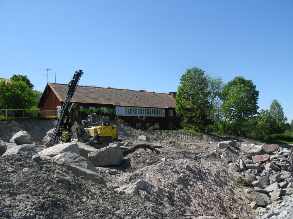 Väsbyvägen får en ny sträckning närmare kyrkan i samband med att en sociodukt som binder samman kyrkan med Vallentuna centrum anläggs.