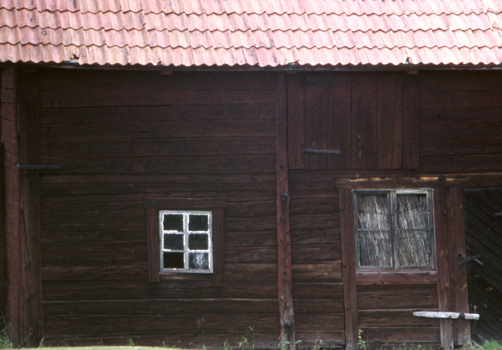 Denna lada är allt som finns kvar av det ursprungliga Upprätta, ett torp på 12 hektar. Fotografiet ingår i bildserien Några torp i Vallentuna 1970 som köptes av Vallentuna kommun. Dokumentationen gjordes mot bakgrund av den snabba förvandling av kulturlandskapet som skett och ännu sker. Många torp anlades under den svenska landsbygdens folkökning under slutet av 1700-talet och decennierna framöver. Dessa torp och små gårdar försvinner alltmer då de inte längre är lönsamma. Kulturmiljö.